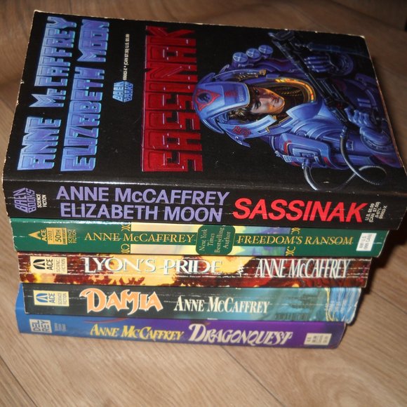 VINTAGE ANNE MCCAFFREY BOOKS - Picture 6 of 7